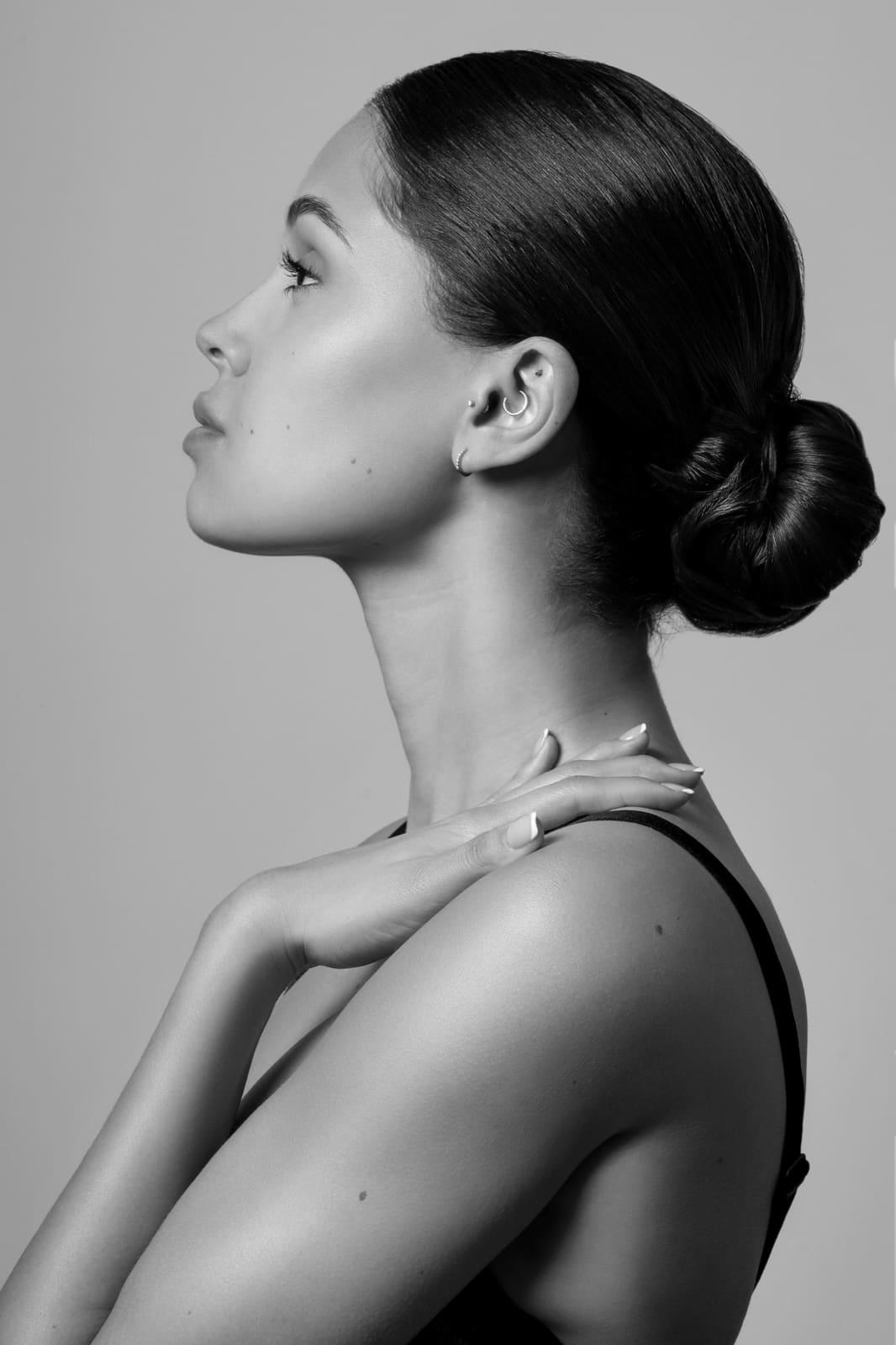 Portrait en noir et blanc, élégance et confiance en soi