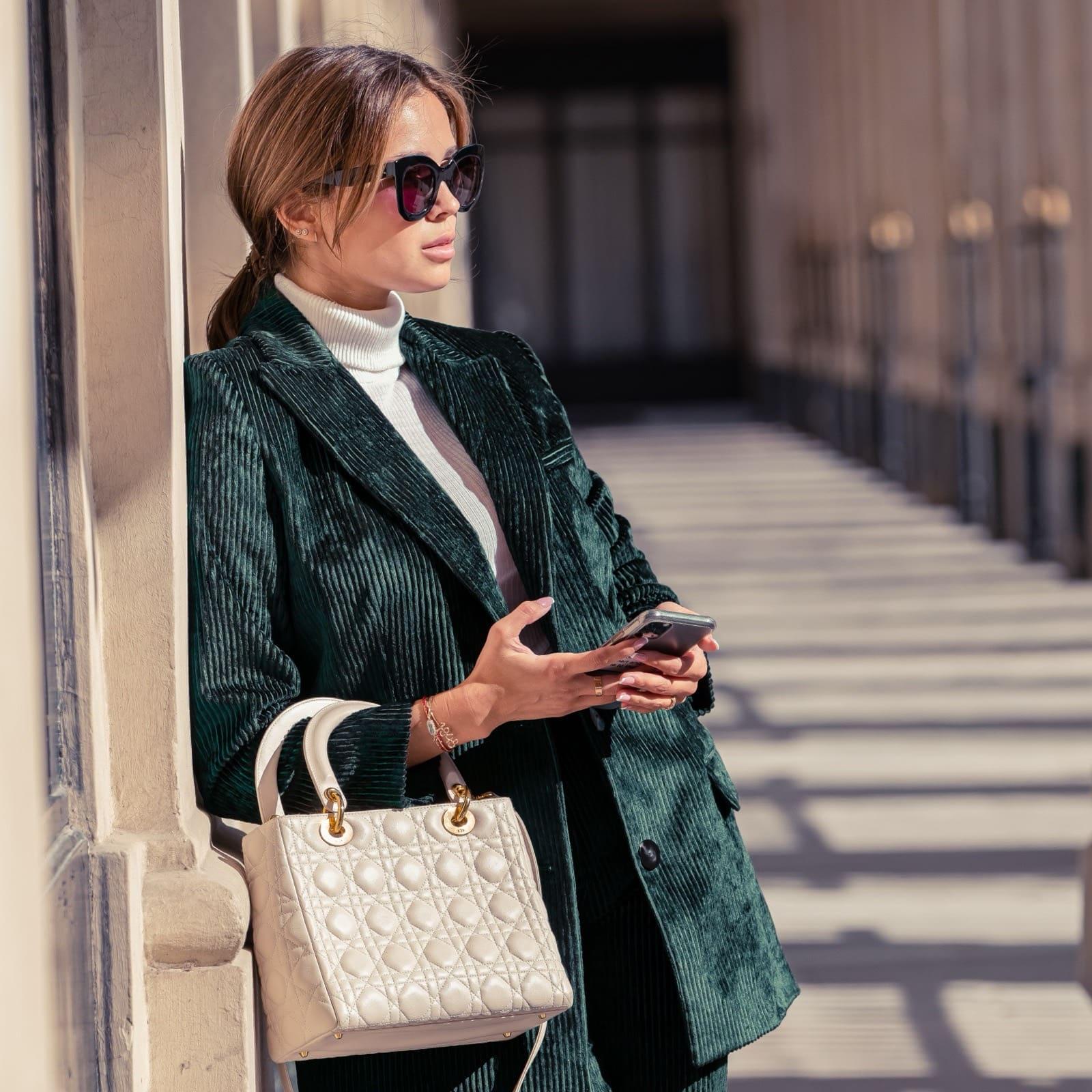 Eléanor Payet, personal stylist à Paris, en tailleur de velours vert